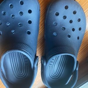 Crocs youth navy blue.